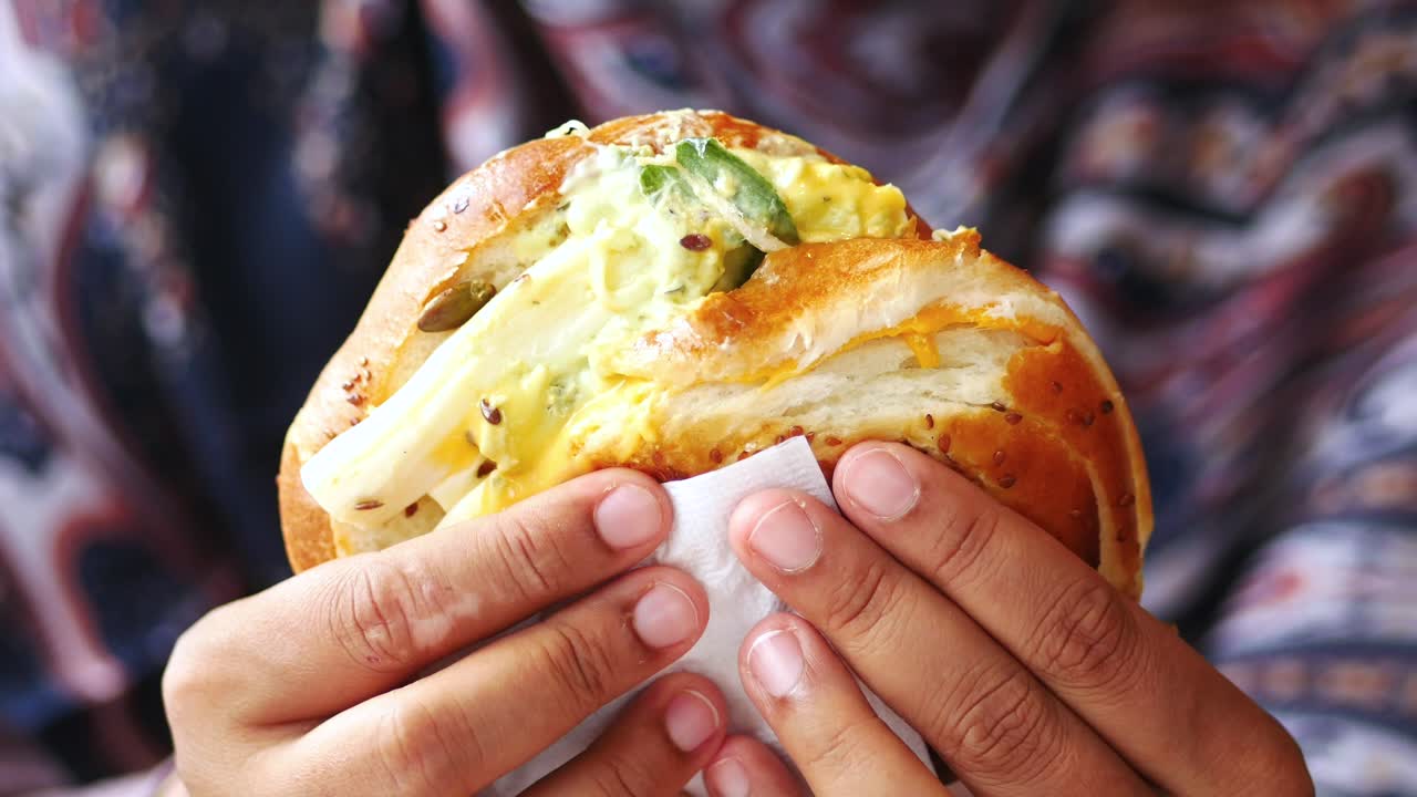 맛있는 샌드위치를 먹는 사람