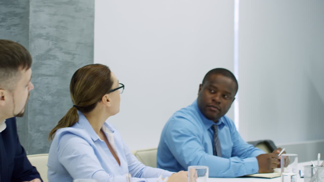 empresario asiático dando una presentación de negocios al equipo