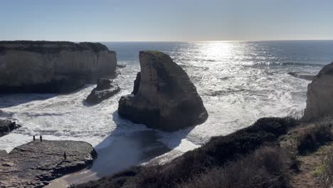 Pedestal-Shot-of-the-Crashing-Waves-of-the-Pacific-Ocean-at-Sharkfin-Cove-in-Sunny-Northern-California