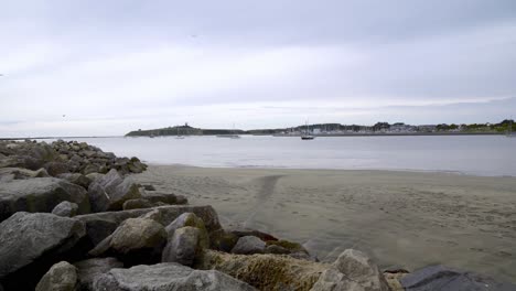 Panoramablick-Auf-Den-Säulenpunkt-Und-Stationäre-Boote-Auf-Dem-Meer