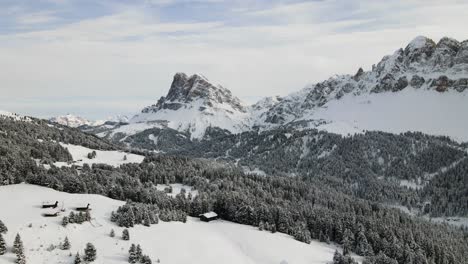 Beautiful-Snowy-Dolomite-Mountains-in-the-middle-of-the-Italian-Alps-in-Winter