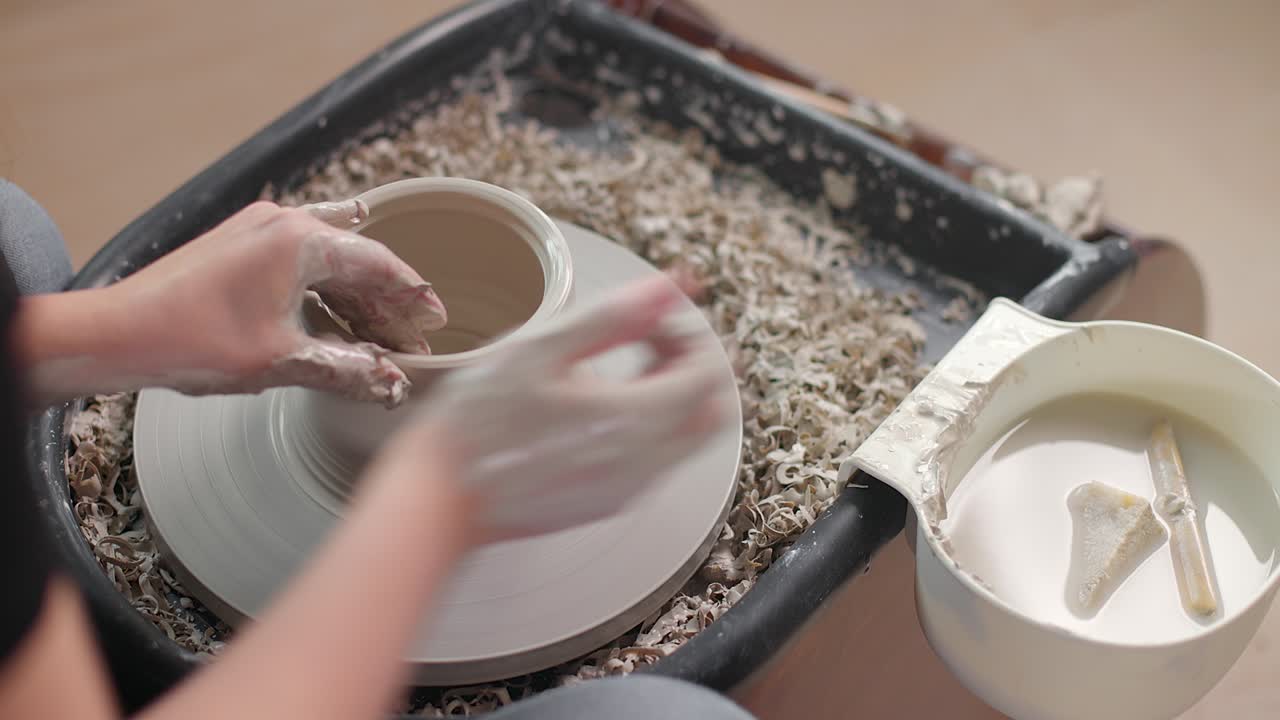 도자기의 바에 일하는 도자기의 손의 클로즈업, 점토의 그을 형성하는 느린 모션