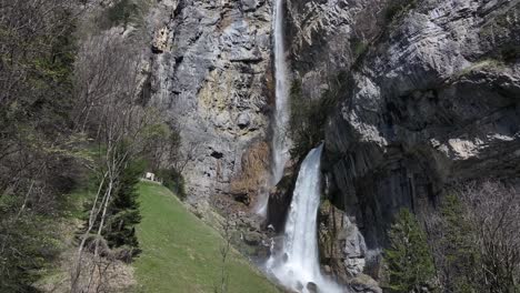 seerenbachfälle son cascadas en las montañas de los alpes suizos