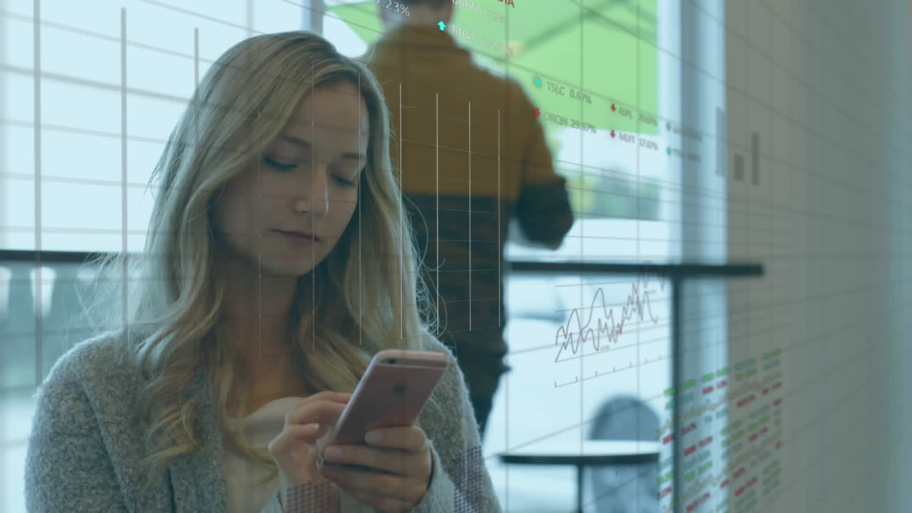 animación del procesamiento de datos sobre una mujer de negocios que usa un teléfono inteligente