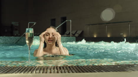 una mujer bonita subiendo de la piscina.