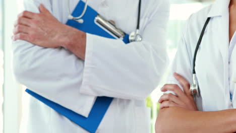 equipo médico de pie con los brazos cruzados