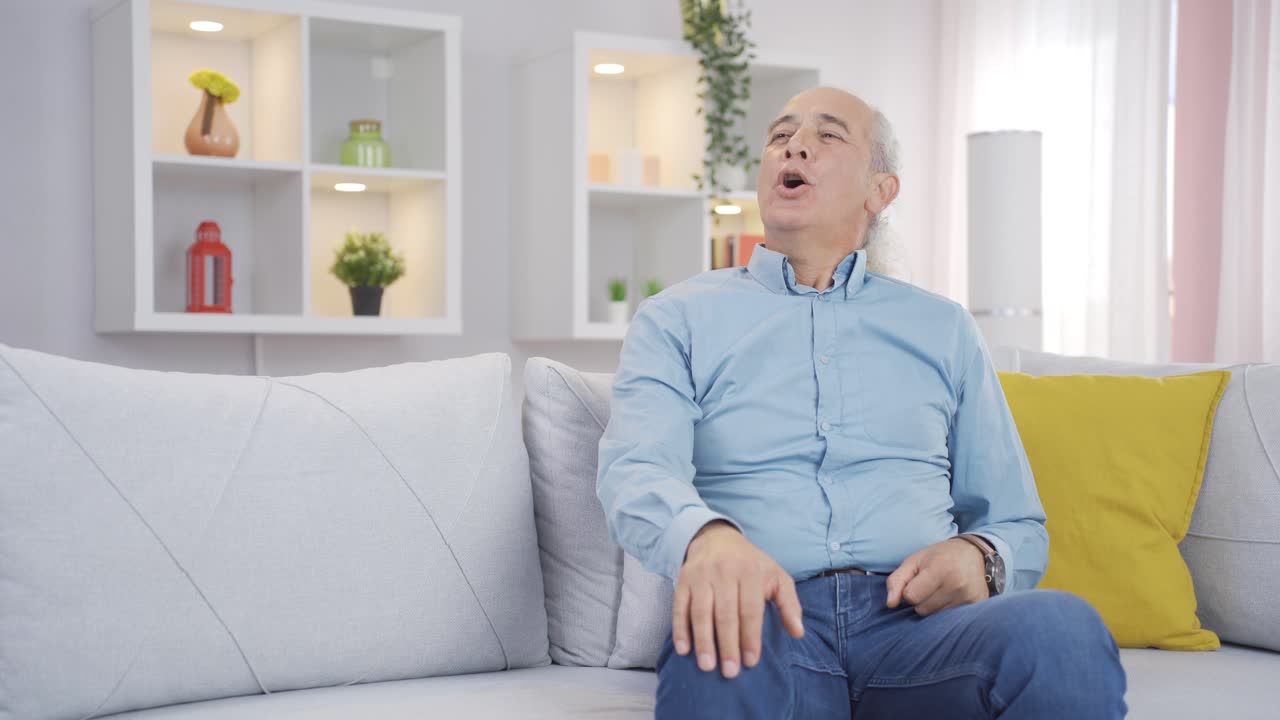 행복한 깊은 호흡의  ⁇ 은이.