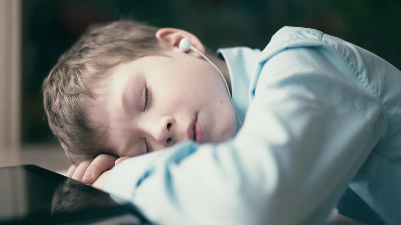 cu el niño se quedó dormido mientras hacía su tarea