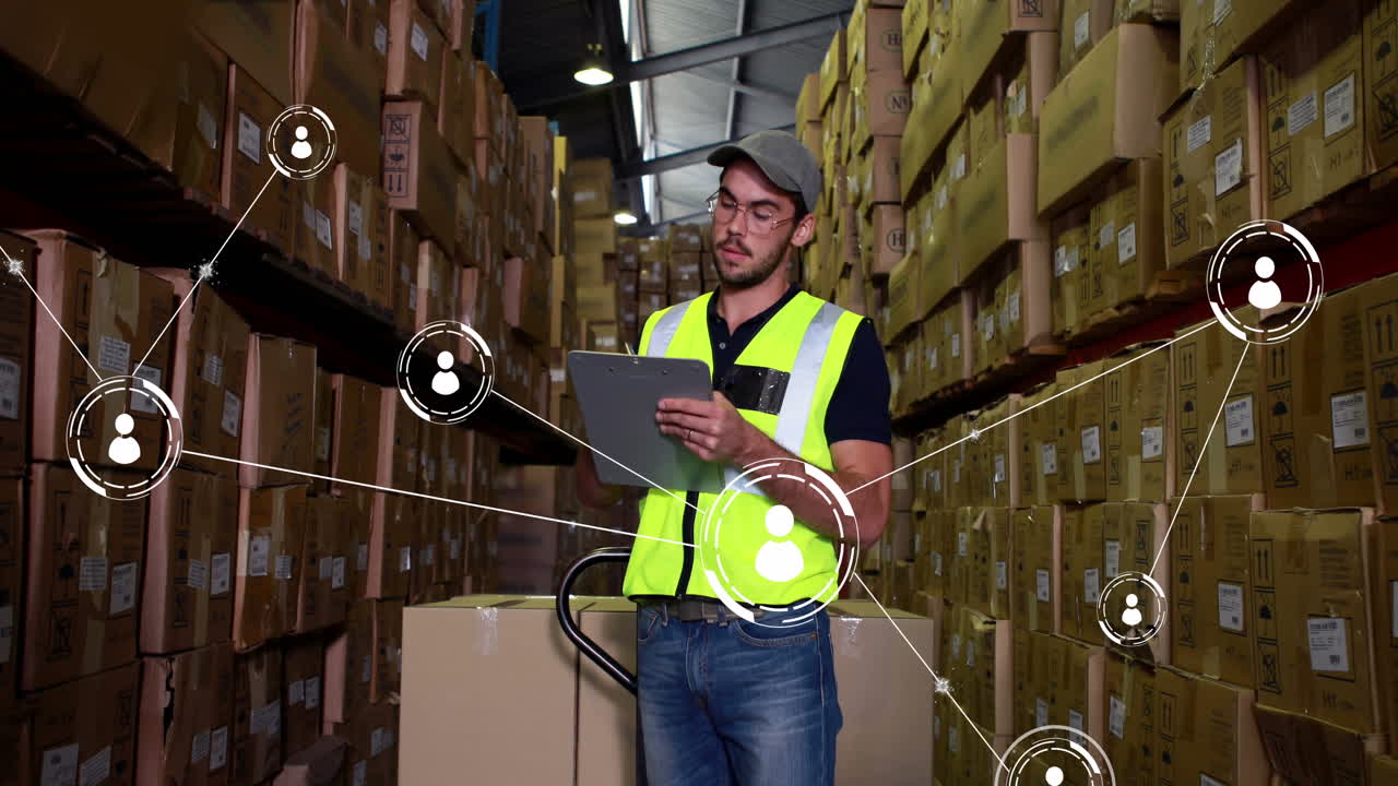animación de una red de conexiones con iconos sobre un trabajador caucásico tomando notas en un almacén