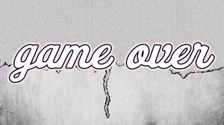 Animazione di testo 'game over' con forme rosse su interferenze e sfondo grigio.
