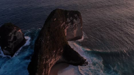 Vista-Aérea-En-El-Mar-Y-Rocas-Al-Atardecer-De-La-Playa-De-Cabeza-T-rex-Bali