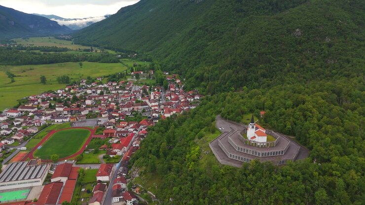 Trên không: Khu định cư thị trấn Kobarid vào ban ngày với cảnh quan thành phố ở Slovenia, Châu Âu, quay bằng drone