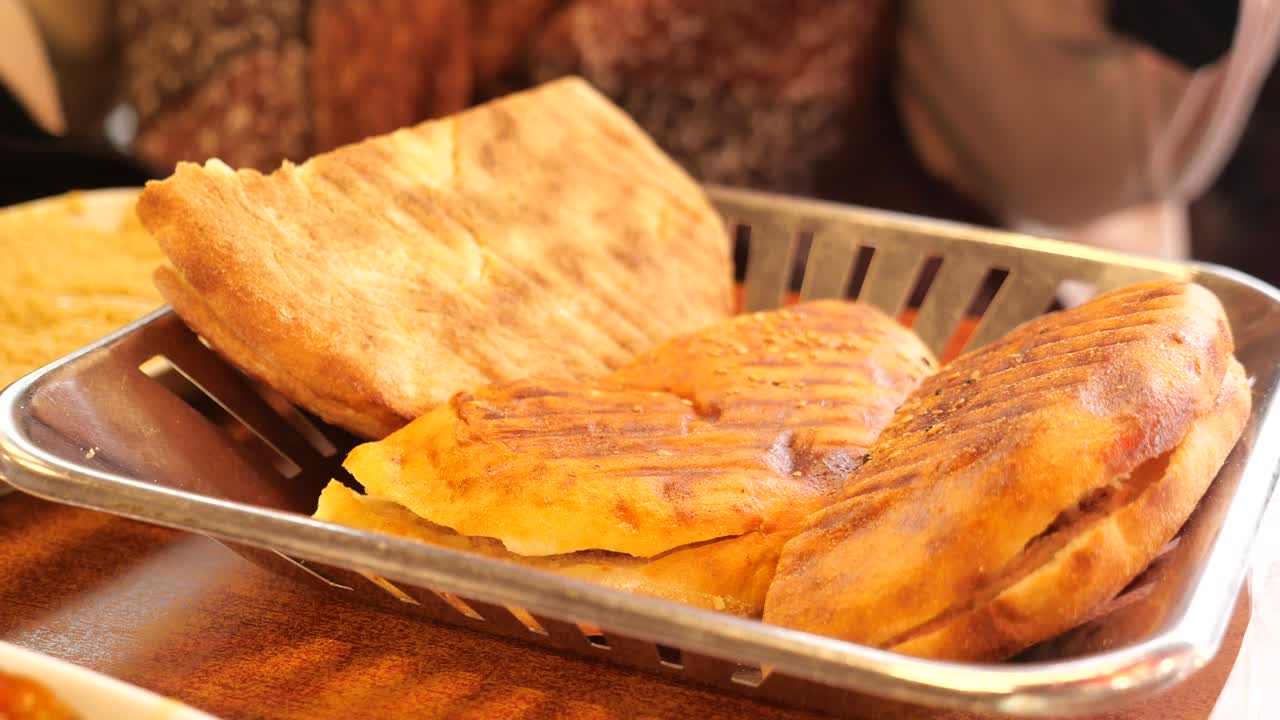 pan turco y pide en un restaurante