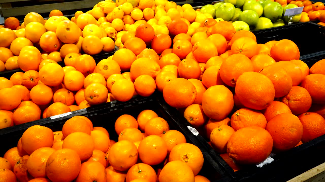 las naranjas en un supermercado.