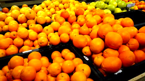 las naranjas en un supermercado.