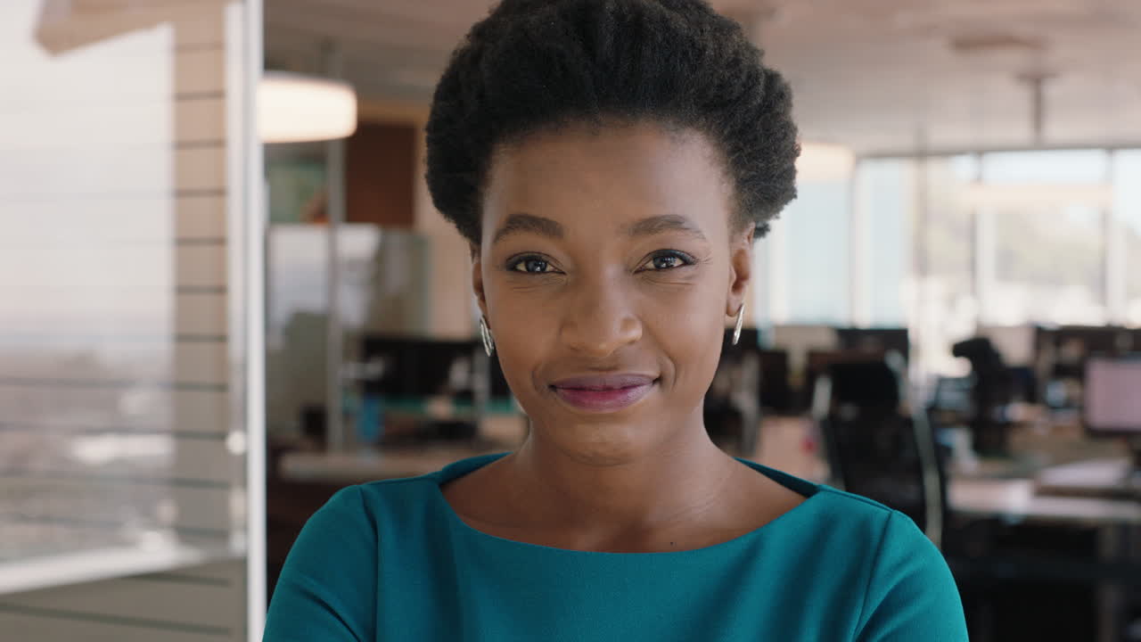 retrato mujer de negocios afroamericana sonriendo con confianza mujer gerente de oficina disfrutando de una exitosa carrera en la gestión corporativa profesional en el trabajo