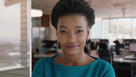 Porträt-Einer-Afroamerikanischen-Geschäftsfrau,-Die-Selbstbewusst-Lächelt.-Weibliche-Büroleiterin,-Die-Eine-Erfolgreiche-Karriere-In-Der-Unternehmensführung-Als-Profi-Bei-Der-Arbeit-Genießt