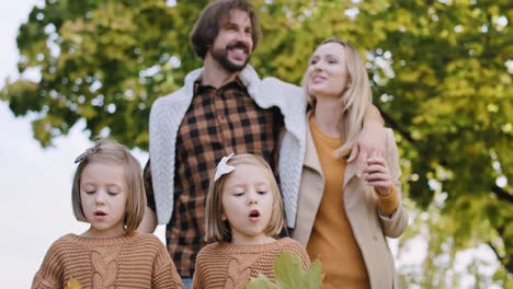 Handheld-Ansicht-Einer-Glücklichen-Familie-Während-Eines-Herbstspaziergangs