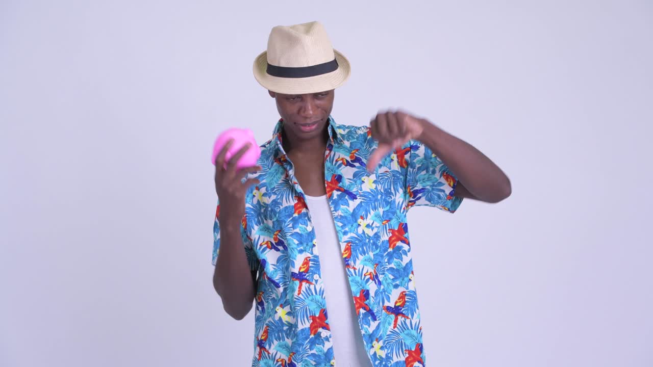 joven y guapo turista africano listo para las vacaciones