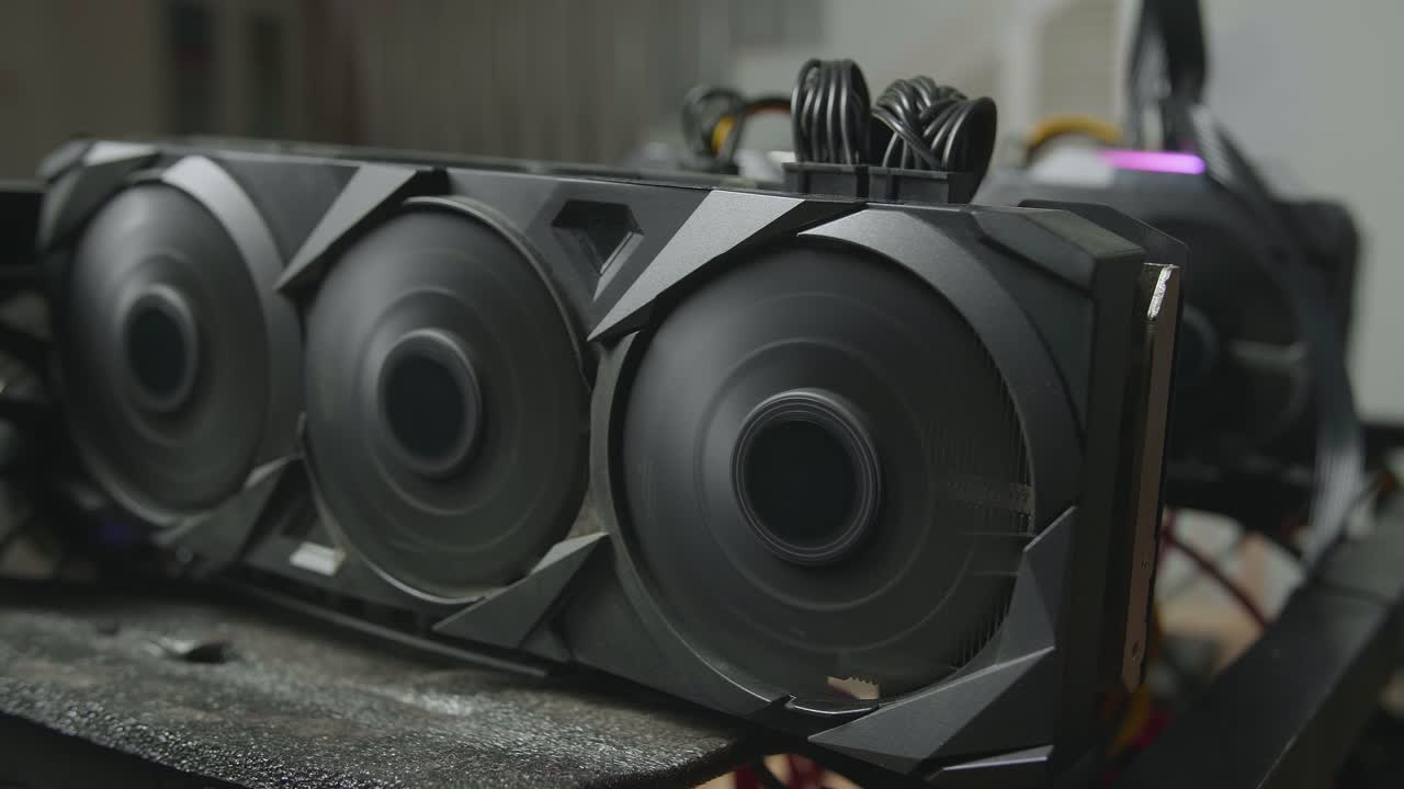 암호화폐 채굴 기지의 근접 작업, 그래픽 카드의 팬