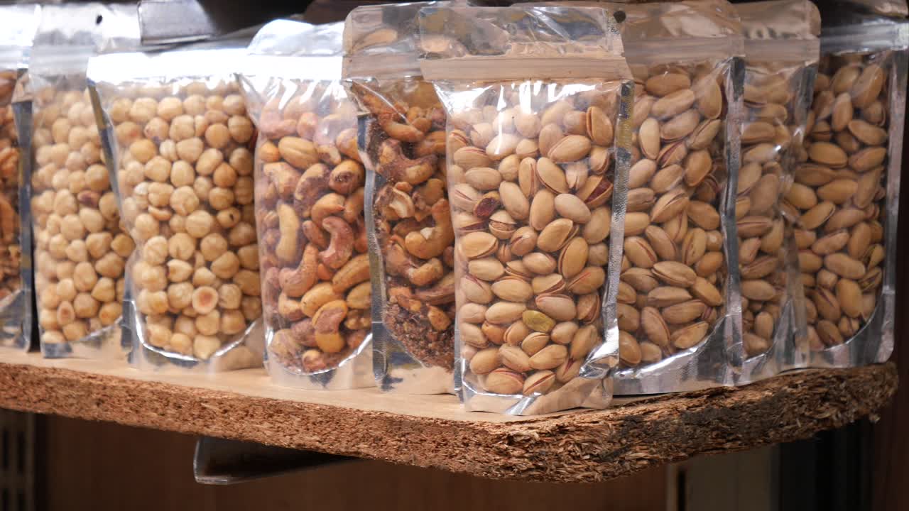 pistachos, anacardos y avellanas en bolsas
