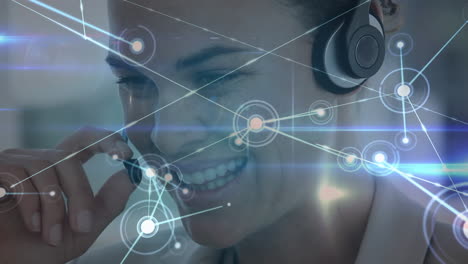 animación de la red de conexiones a través de una mujer de negocios con auriculares de teléfono
