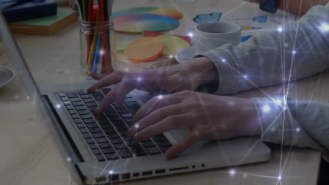 hombre escribiendo en una computadora portátil con un enlace de conexión en primer plano