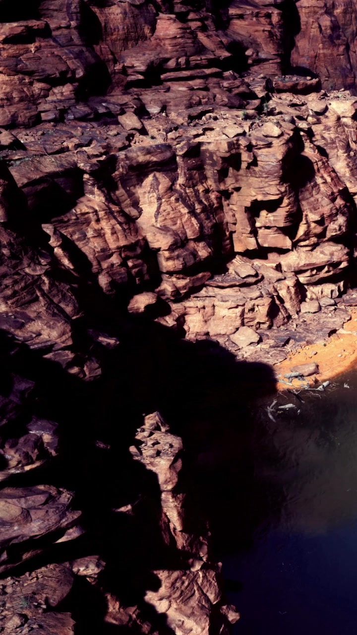 Vista di un canyon roccioso attraversato da un fiume a mezzogiorno.