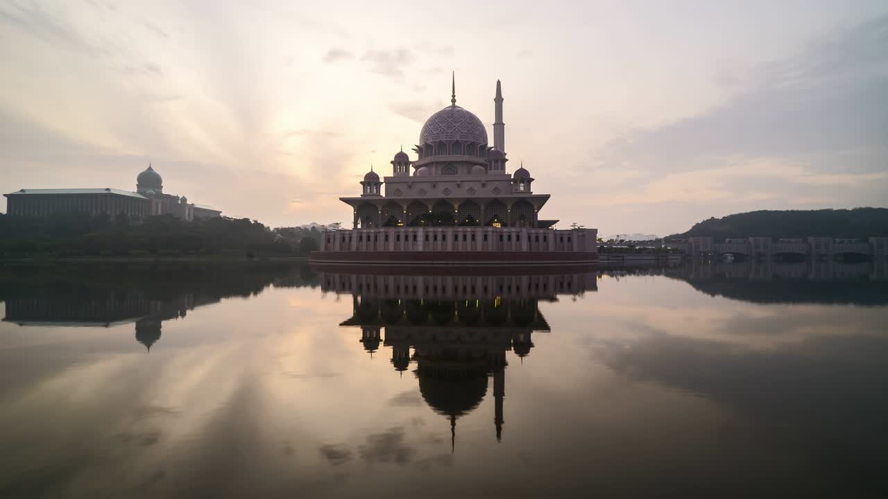 4k amanecer en la mezquita de putra, en putrajaya.