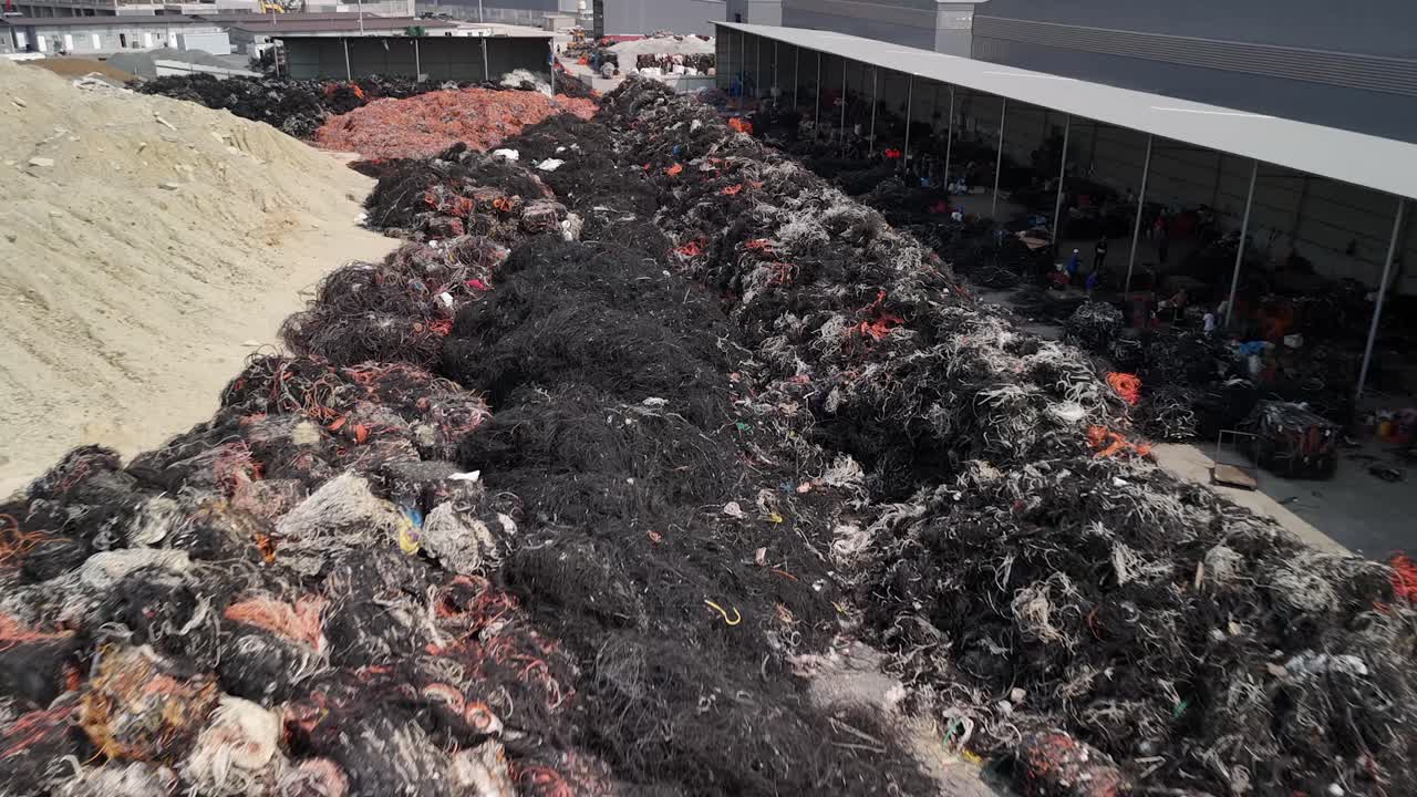 gestión expansiva de residuos al aire libre y instalaciones de reciclaje pilas de residuos transforman los residuos en recursos valiosos eliminación en el extranjero contaminación