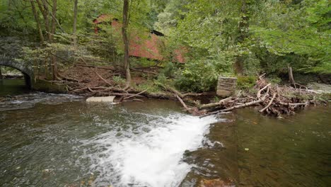 Cascada-Cerca-Del-Puente-Cubierto,-Molino-De-Thomas-En-El-Arroyo-Wissahickon