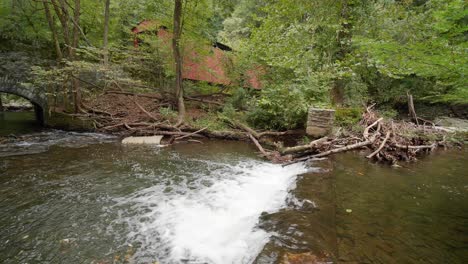 cascada cerca del puente cubierto, molino de thomas en el arroyo wissahickon