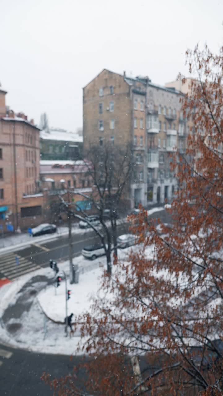 창문 에서 눈 인 도시 풍경