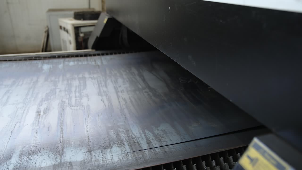 Línea de producción de chapa metálica. La chapa de hierro se introduce en la máquina CNC de corte por láser.