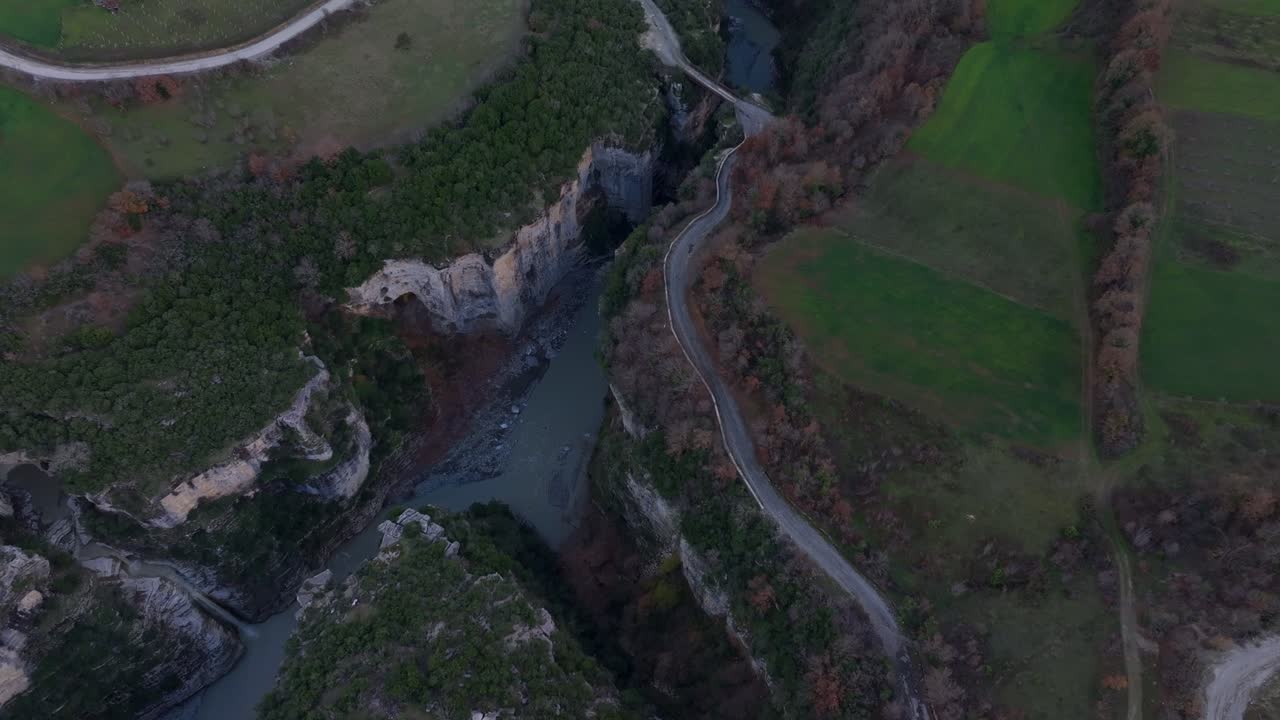 Droneperspektiv af Osumi-kløften med frodig vegetation, Albanien