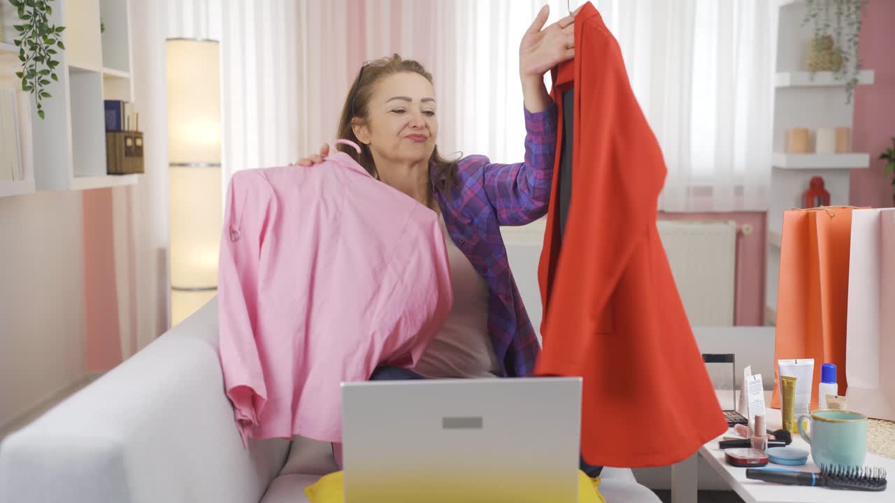 옷을 입고 춤을 추는 여자.