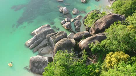 enormes rocas en la costa tropical de la isla belitung