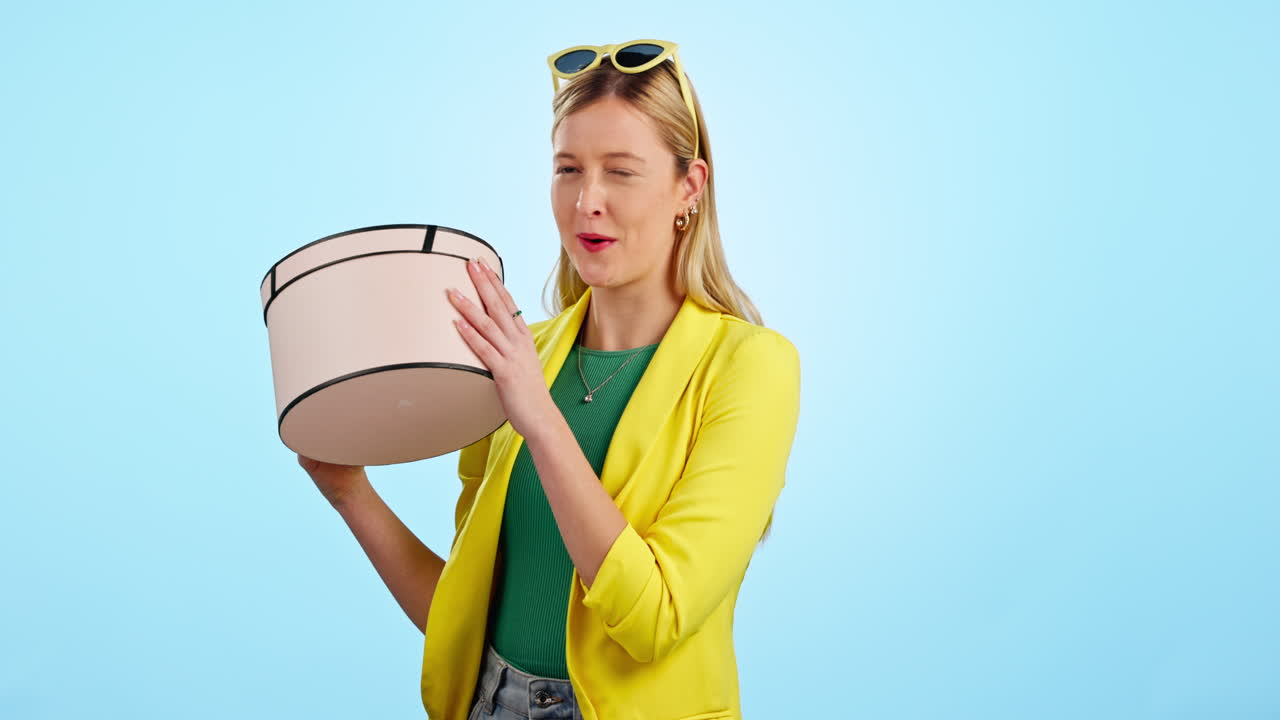 행복하고, 흥분하고, 재능이 있는 여자