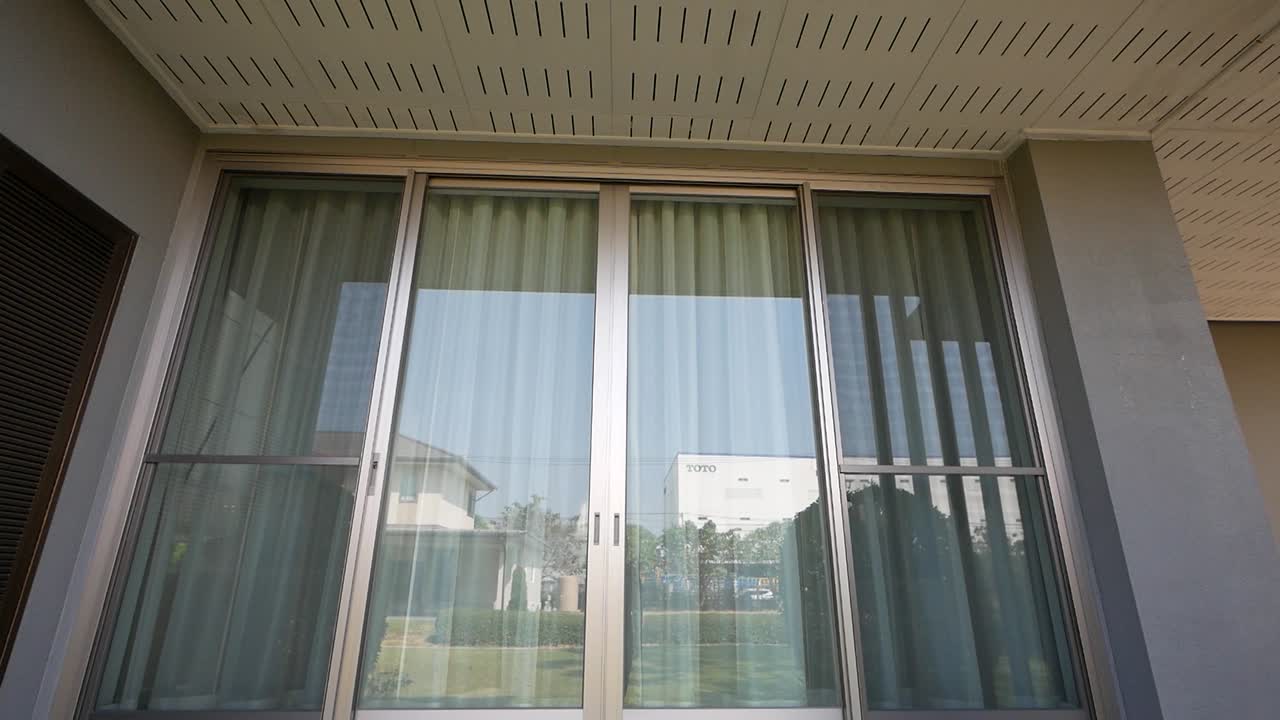 casa espaciosa y moderna con grandes ventanas y balcón casa impresionante con hermosas vistas y mucha luz natural residencia de lujo con acabados de alta gama y comodidades modernas