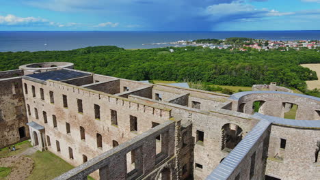 스웨덴 öland의 borgholm에 있는 borgholm 성의 아름다운 역사적 유적지 위를 날다