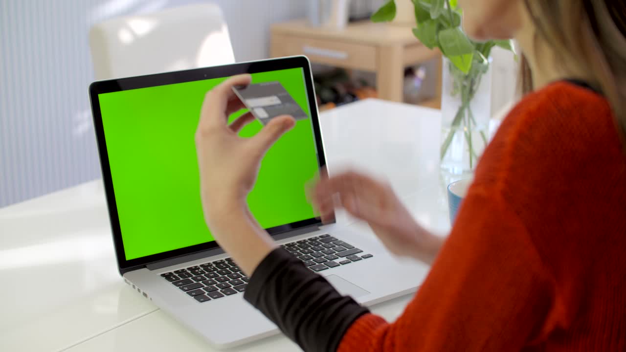 mujer haciendo pago en línea