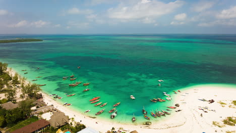 vista aérea de los barcos de pescadores de madera y la playa de arena en la aldea de kendwa, zanzíbar, tanzania