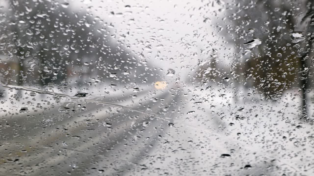 gotas de água de chuva no pára-brisas em um dia chuvoso