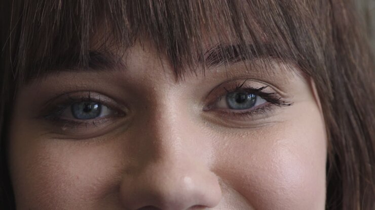 mujer de ojos azules mirando a la cámara sonriendo feliz hermosa mujer caucásica