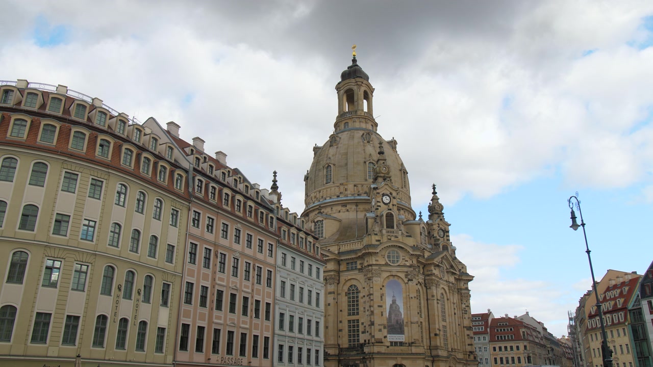 Frauenkirche di Dresda ed edifici storici in primo piano in una giornata nuvolosa, Sassonia, Germania.