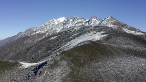 hermosa cumbre de la montaña del dragón de jade en yunnan china, paisaje aéreo de 4k