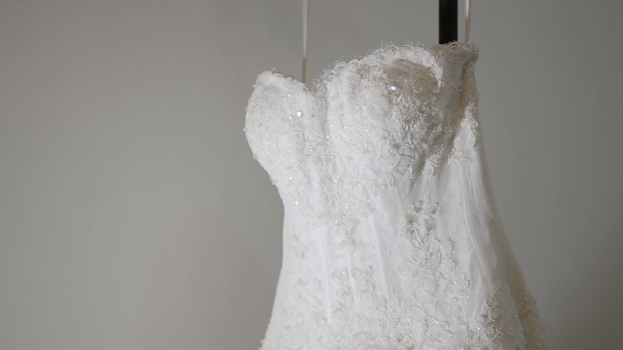primer plano de un maravilloso vestido de novia sin tirantes, glamuroso, la boda será perfecta