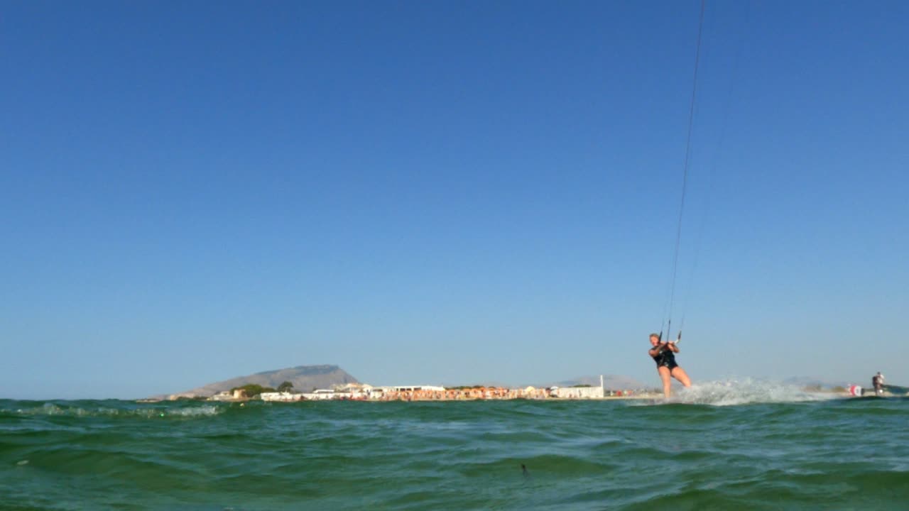 mujer surfista de cometas practicando kitesurf y windsurf por concepto deportivo y estilo de vida saludable