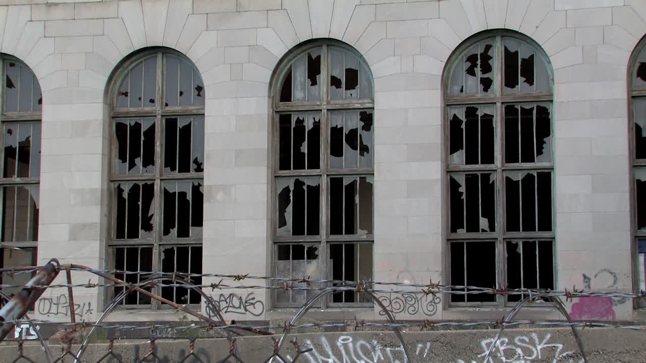 디트로이트 미시간 역의 파괴된 창문