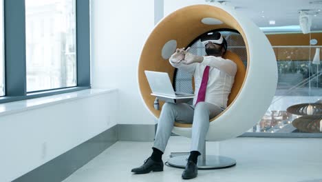 hombre de negocios relajándose en la realidad virtual